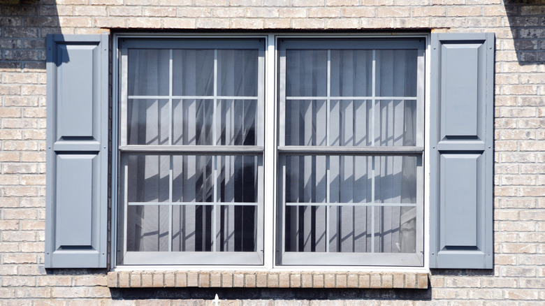 tuğla evde çelik gri panjurlar