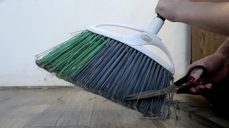 Süpürge kıllarının elle kesilen uçlarının yakından görünümü