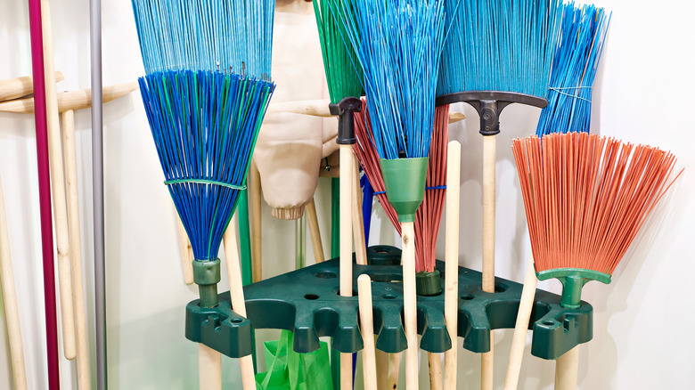 Süpürgeler asılı halde saklanıyor