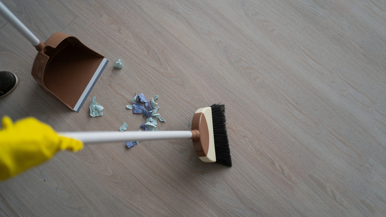 Süpürgenin sapına bakıyorum