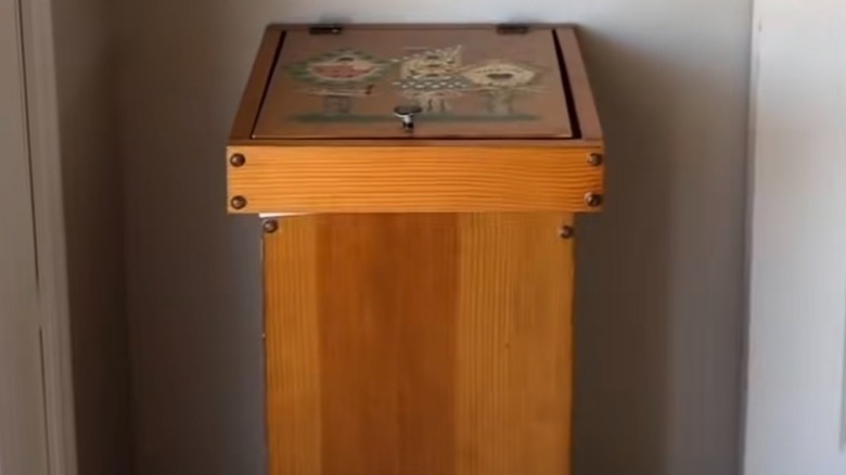 Uzun ahşap vintage çöp tenekesi konteyneri