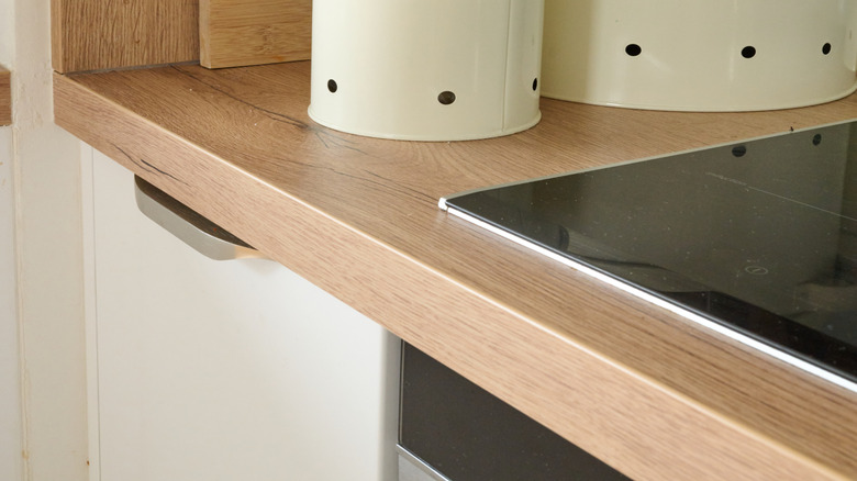 Mutfakta beyaz tezgah metal kutular