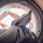 İnsanlar Neden Çamaşır Makinesine Alüminyum Folyo Koyuyorlar (Ve Bunu Yapmak Güvenli mi?)