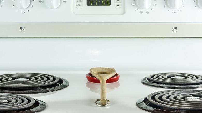 Ocaktaki elektrik bobinlerinin yakın çekimi