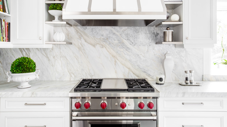 Dolapların arasına yerleştirilmiş bir gazlı fırın ve ocak kombo ünitesi