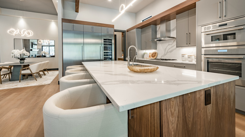 Ev mutfağında büyük endüstriyel buzdolabı