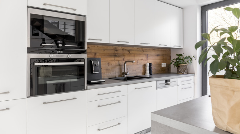 Çift fırınlı bir mutfak