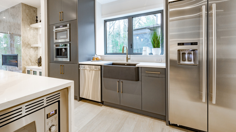 Paslanmaz çelik aletlerle donatılmış modern mutfak