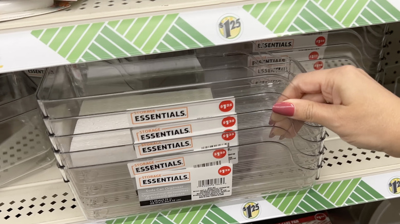 Dolar Ağacı soda organizatörleri bir mağaza rafına yığılmış