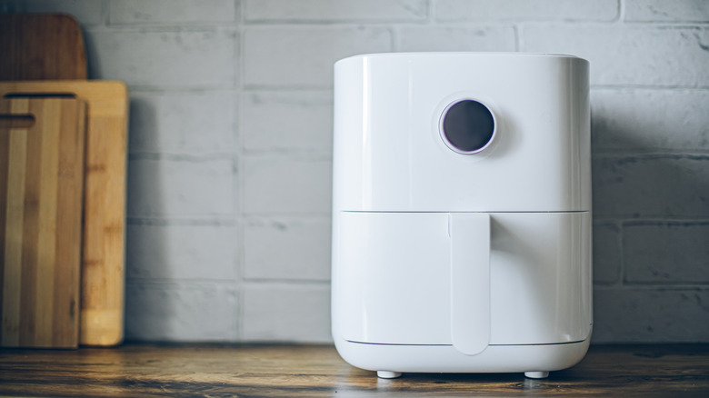 kesme tahtalarının yanındaki tezgahın üzerinde duran hava fritözü