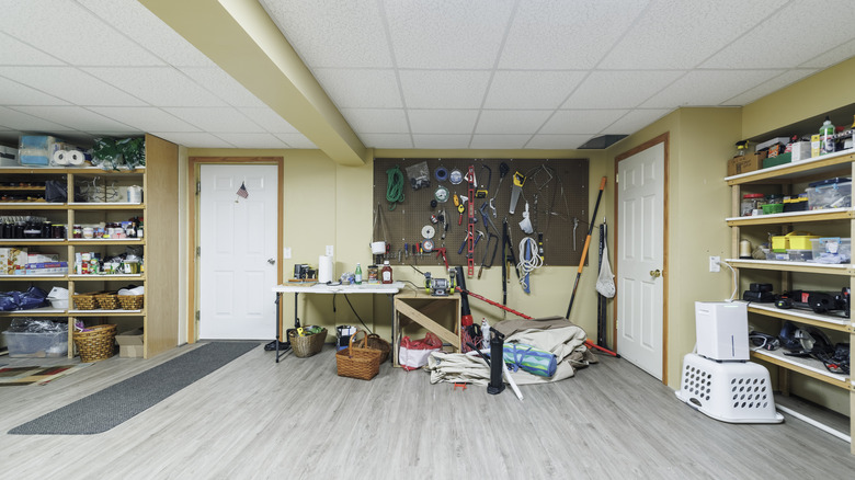 raflar ve askı panoları dahil bodrumda depolama alanı