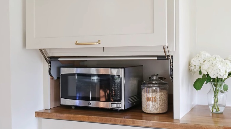 Mikrodalga içeren cihaz garajına sahip beyaz mutfak