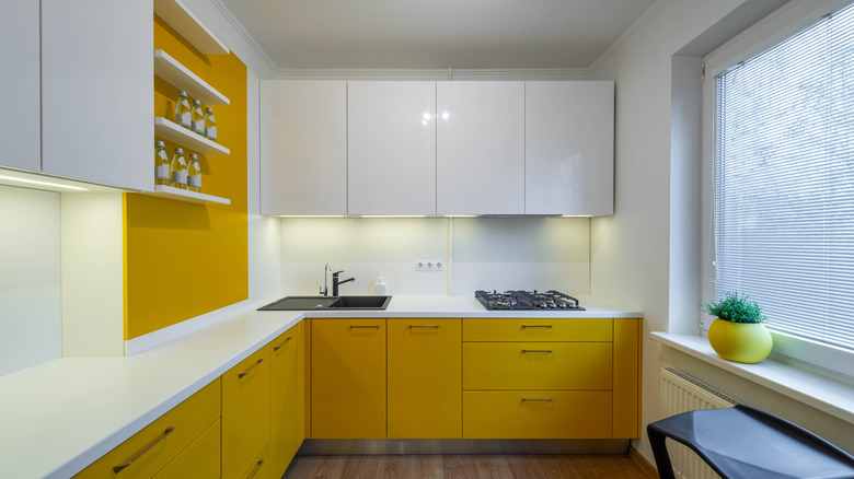 Modern Japandi, yeşil pastel tezgah ve dolapla odanın iç tasarımını ve dekorasyonunu taklit ediyor.