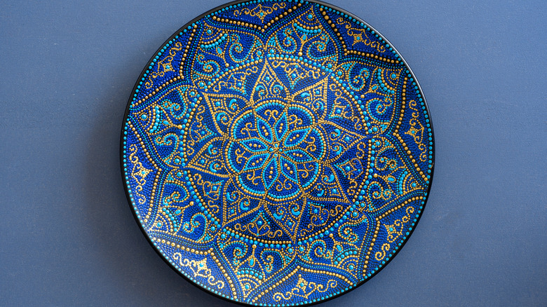 Boyalı akrilik plakanın kapatılması