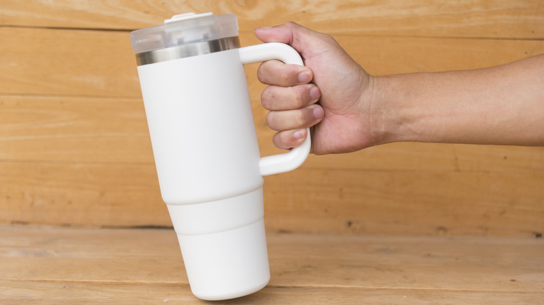 Büyük beyaz bardağın yakın çekimi