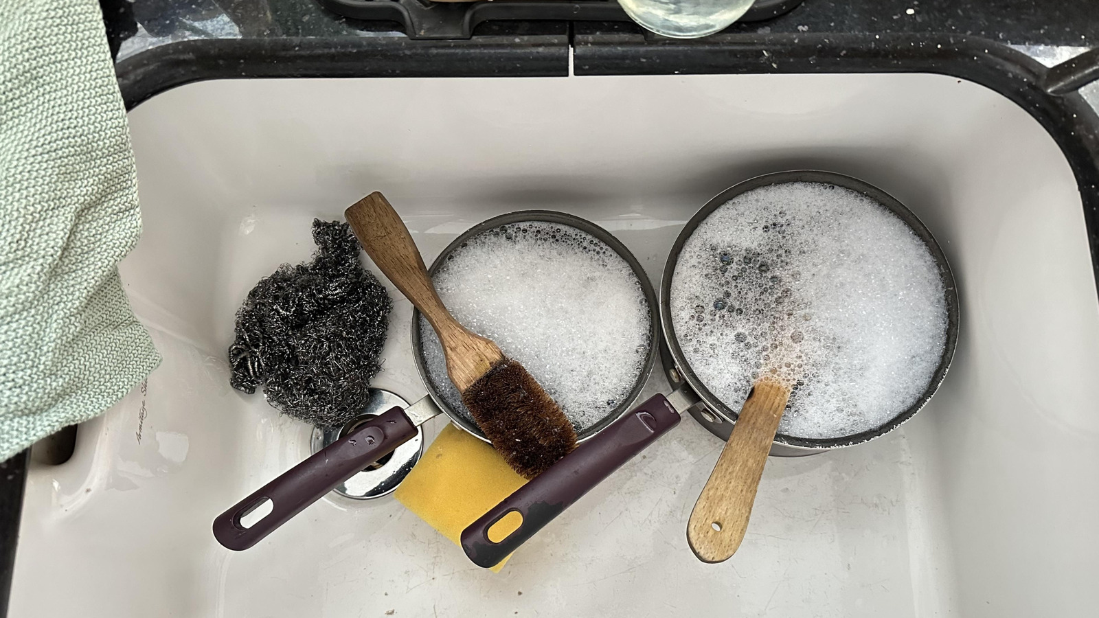 Asla Lavabonuzda Suda Bırakmamanız Gereken 10 Mutfak Eşyası