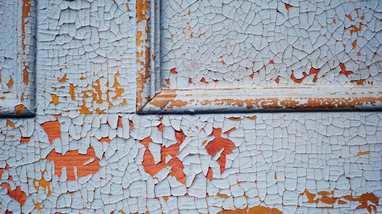 Ön kapıyı kaplayan yontulmuş boya