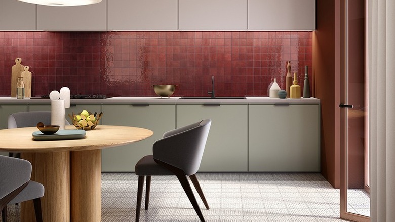 Kırmızı zellige backsplash ile modern bir mutfak