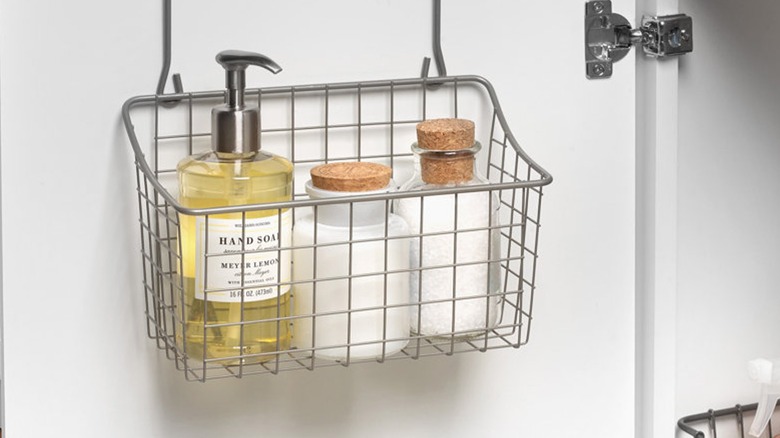 dolap kapısının arkasında tel askı rafı