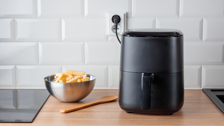 basit siyah hava fritözü