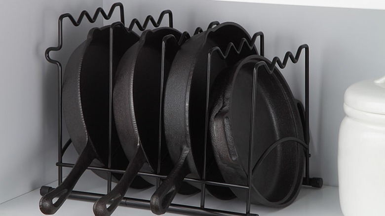 bir dolap rafında dökme demir tavalar