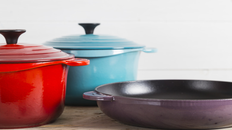 La Creuset emaye dökme demir tavalar kırmızı, mavi ve mor renklerde