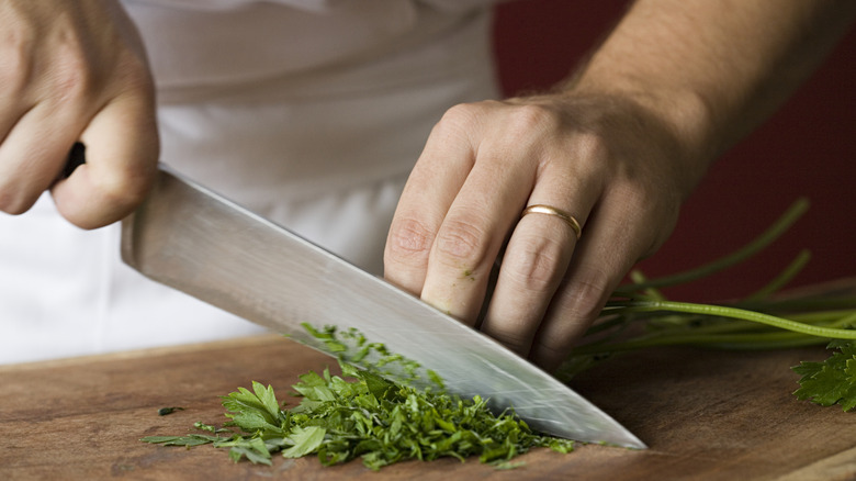 maydanozu şef bıçağıyla elle doğramak