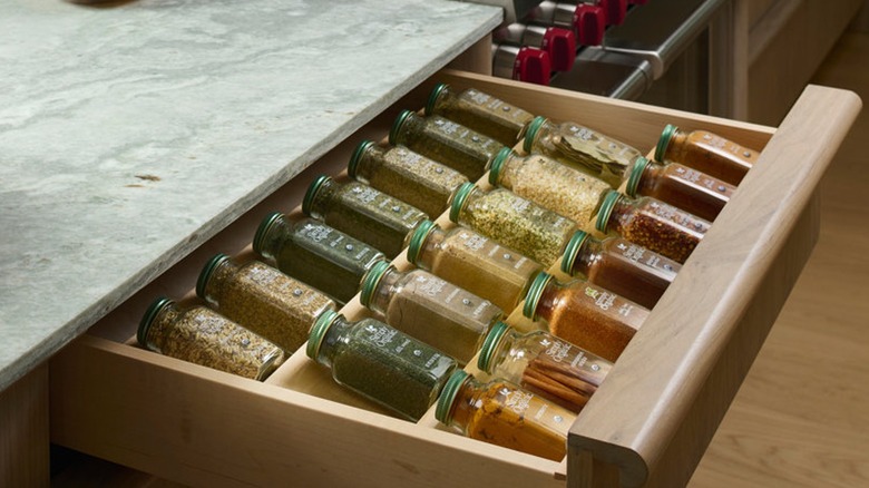 Baharatlarla dolu bir çekmecede baharat rafı