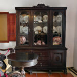 Eski Çin Dolabı'nı Bulaşık Dışındaki Şeyler İçin Kullanışlı Depolamaya Dönüştürün