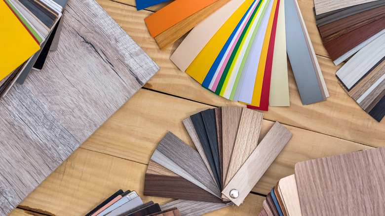 Ahşap zemin üzerinde farklı döşeme seçeneklerinin bir dizi örneği