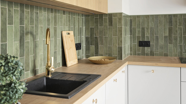yeşil seramik karo mutfak backsplash