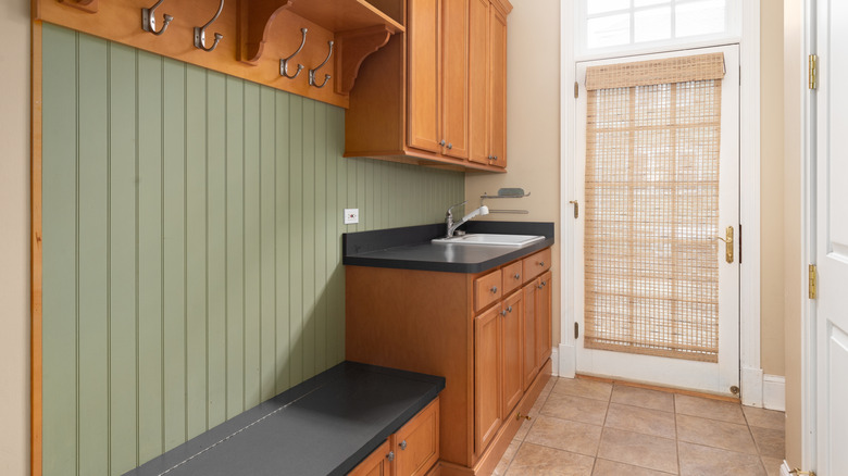 ahşaptan yapılmış backsplash