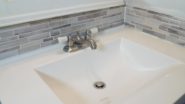 gri cam fayanslı banyo