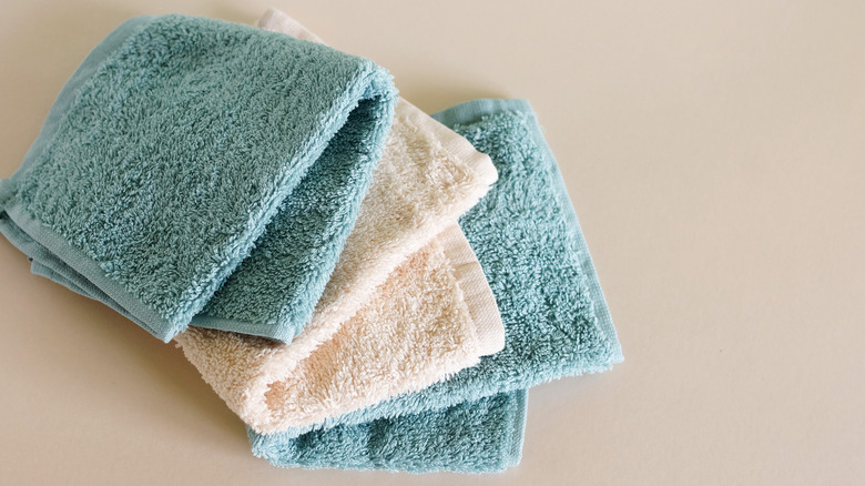 Bir masada mavi ve beyaz el havluları