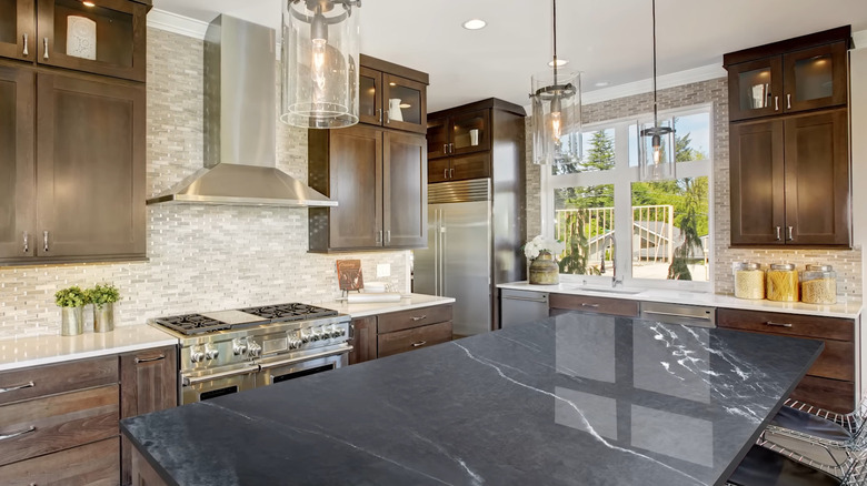 Damarlı koyu gri bir tezgah, mutfağınızda doğru öğelerle eşleştirdiyseniz 2026'da işe yarayabilir