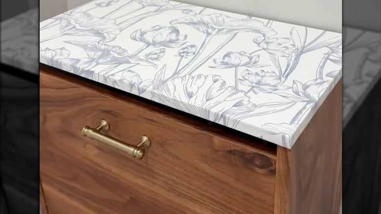 Çiçek ve ahşap panelli ayakkabı dolabı