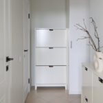 Bu IKEA Hack'i Sade Bir Ayakkabı Dolabı'nı Şık Bir İfade Parçasına Dönüştürüyor