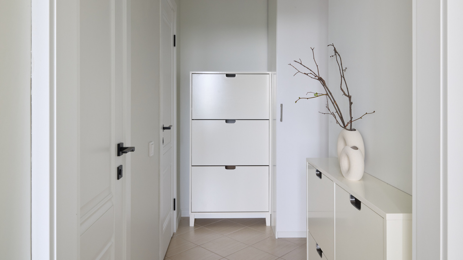 Bu IKEA Hack'i Sade Bir Ayakkabı Dolabı'nı Şık Bir İfade Parçasına Dönüştürüyor