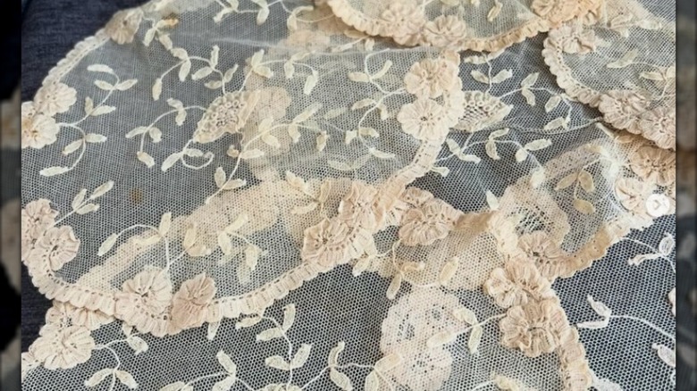 Makine yapımı fileli ve renkli aplikeli bir parça prenses danteli.