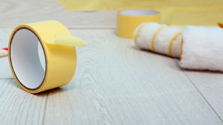 Yerde bant rulosu ve boya rulosu