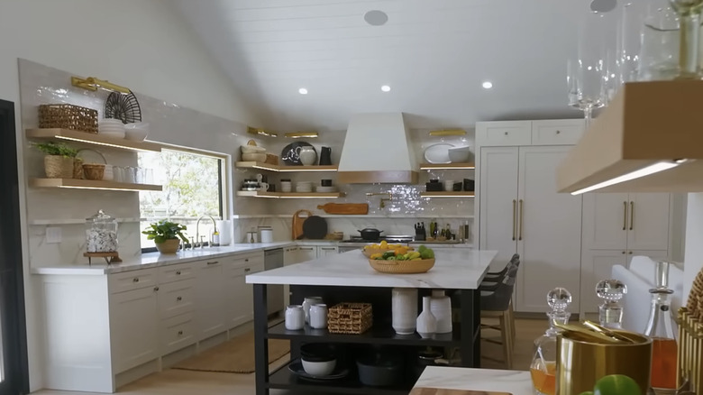 Üst dolapları olmayan aydınlık, modern bir mutfak.