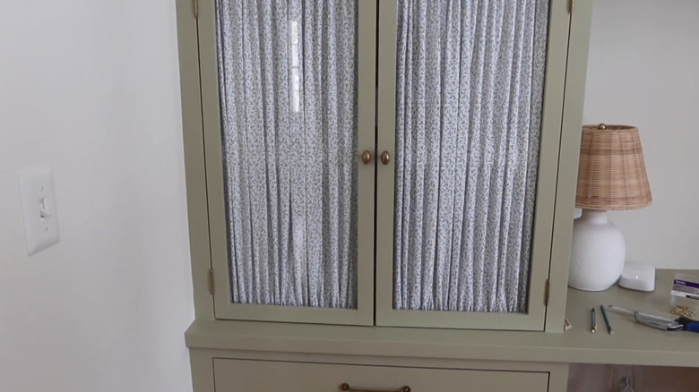 Desenli perdeli ofis dolabı