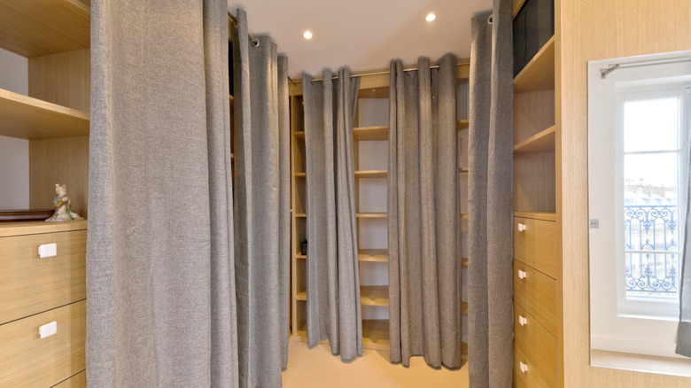 Dolap raflarının üzerinde gri perdeler