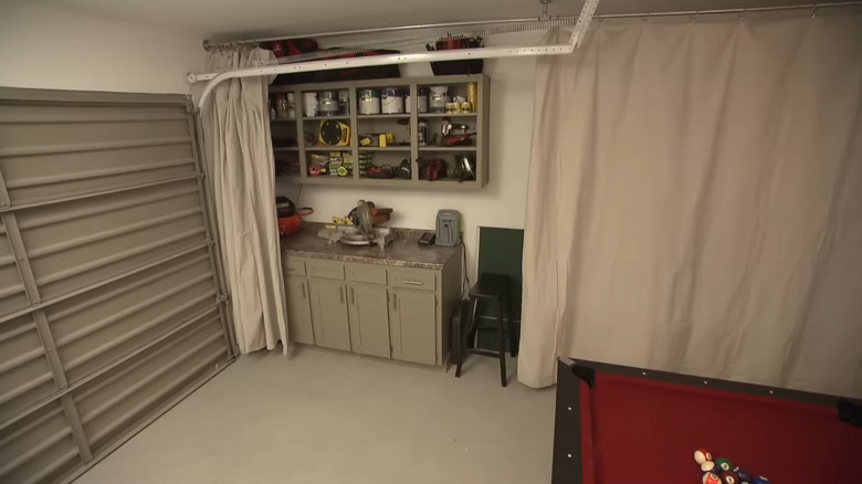 Rafların üzerinde perdeli garaj