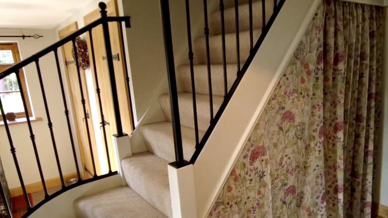 Merdiven altı perdeli dolap