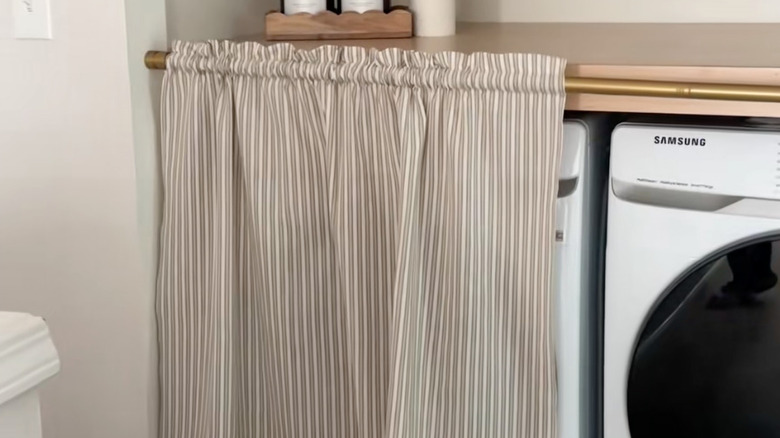 Çamaşır makinesi ve kurutucunun üzerinde perde