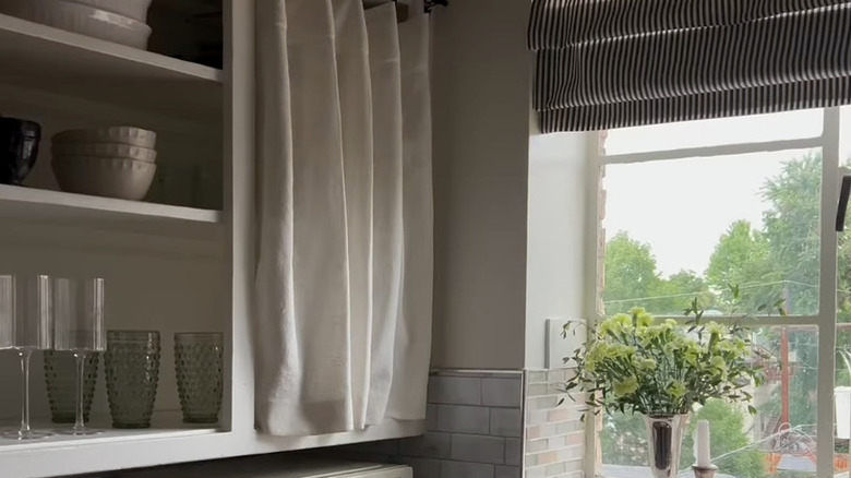 Beyaz perdeli mutfak dolapları