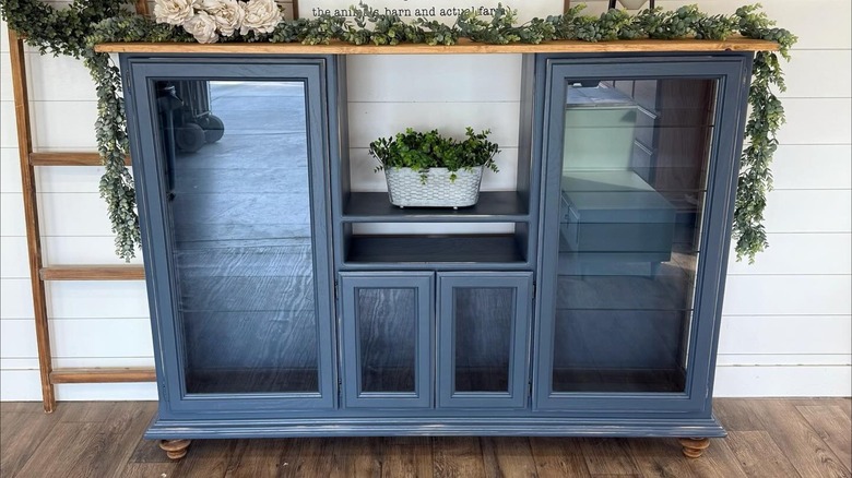 vintage kulübe mavi bir dolaba dönüştürüldü