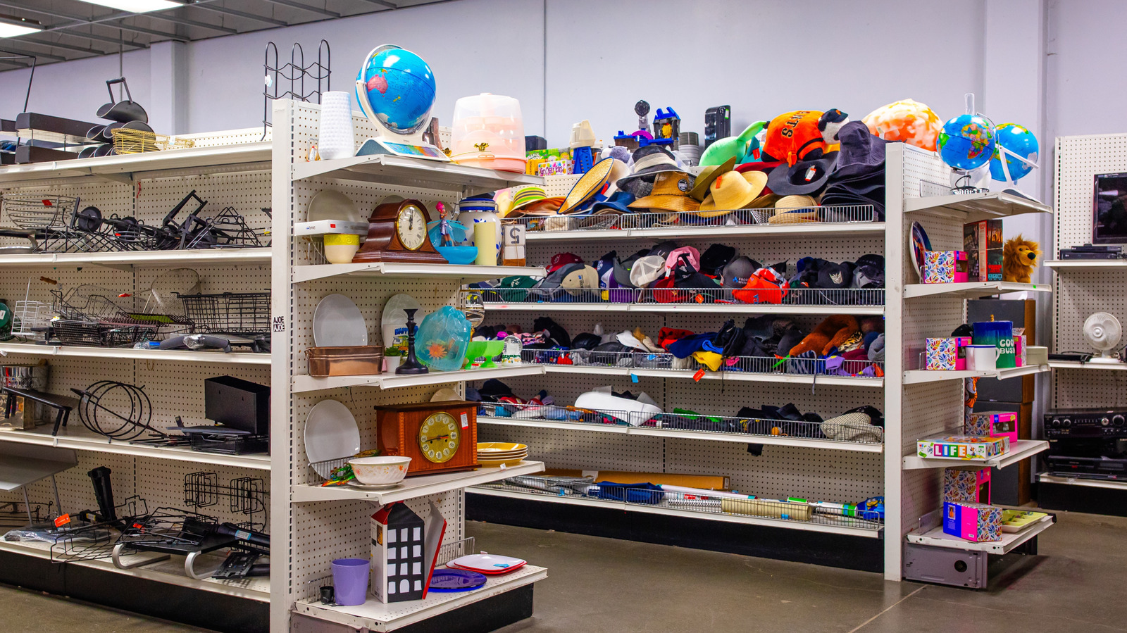 Eski Bir İkinci El Mağazası Dergi Rafını Sevimli Mutfak Havlusu Deposuna Dönüştürün