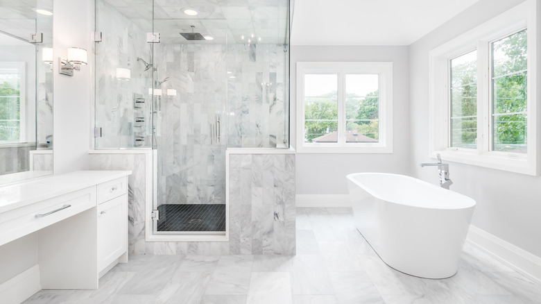 Geniş formatlı suni taş karo zeminli modern bir banyo.